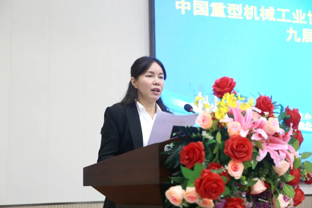苗紅宣讀《關(guān)于表彰2019年度優(yōu)秀橋、門式起重機(jī)生產(chǎn)企業(yè)的決定》